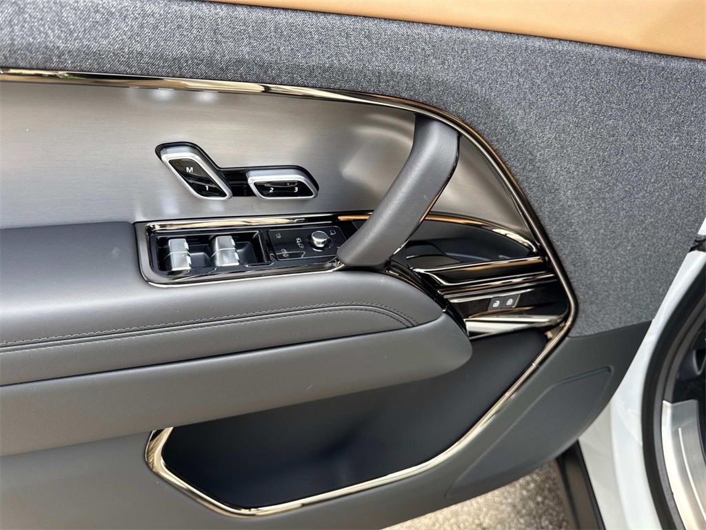 2025 Land Rover Range Rover Sport SE photo 17