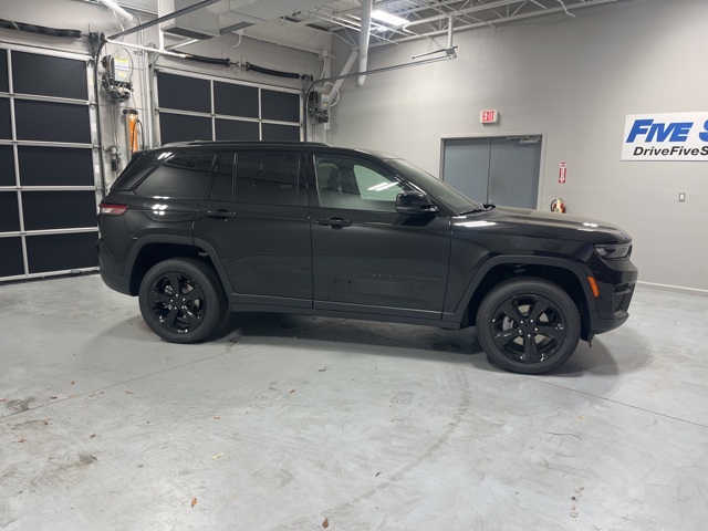 2025 Jeep Grand Cherokee Altitude's photo