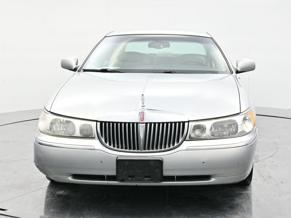 Used 2002 Lincoln Town Car Signature with VIN 1LNHM82W02Y640247 for sale in Minerva, OH