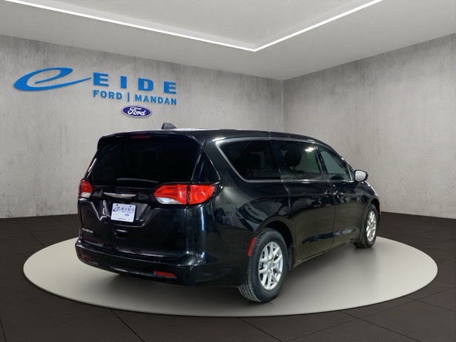 2022 Chrysler Voyager LX photo 4
