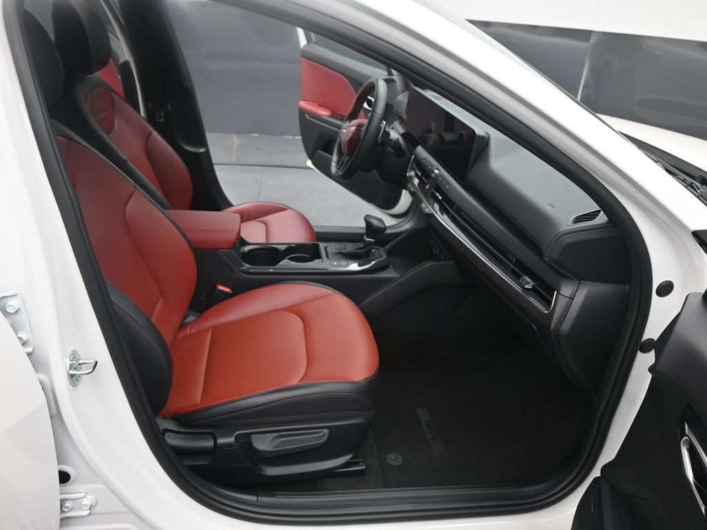 2025 Kia K4 GT-Line photo 2