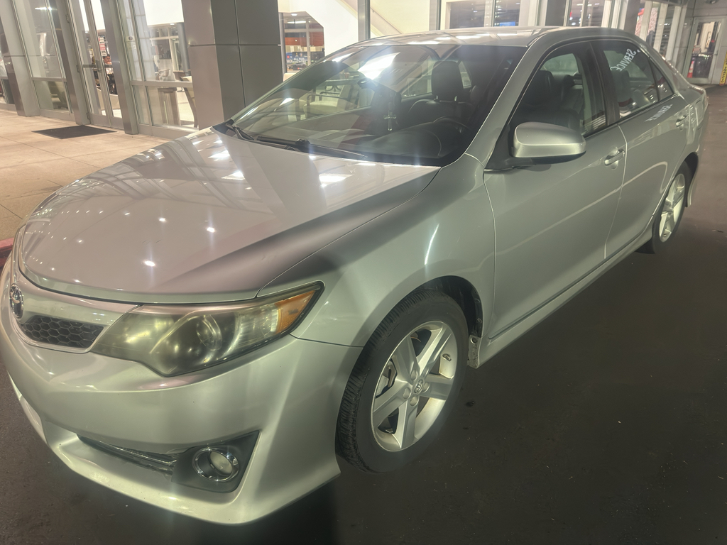 2014 Toyota Camry SE photo 2