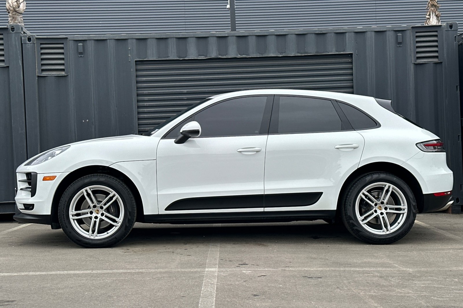 2020 Porsche Macan photo 2