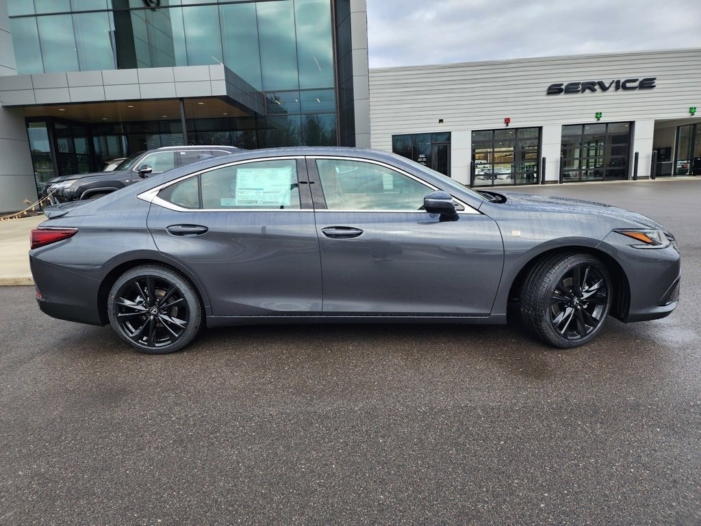 2025 Lexus ES 300h photo 18