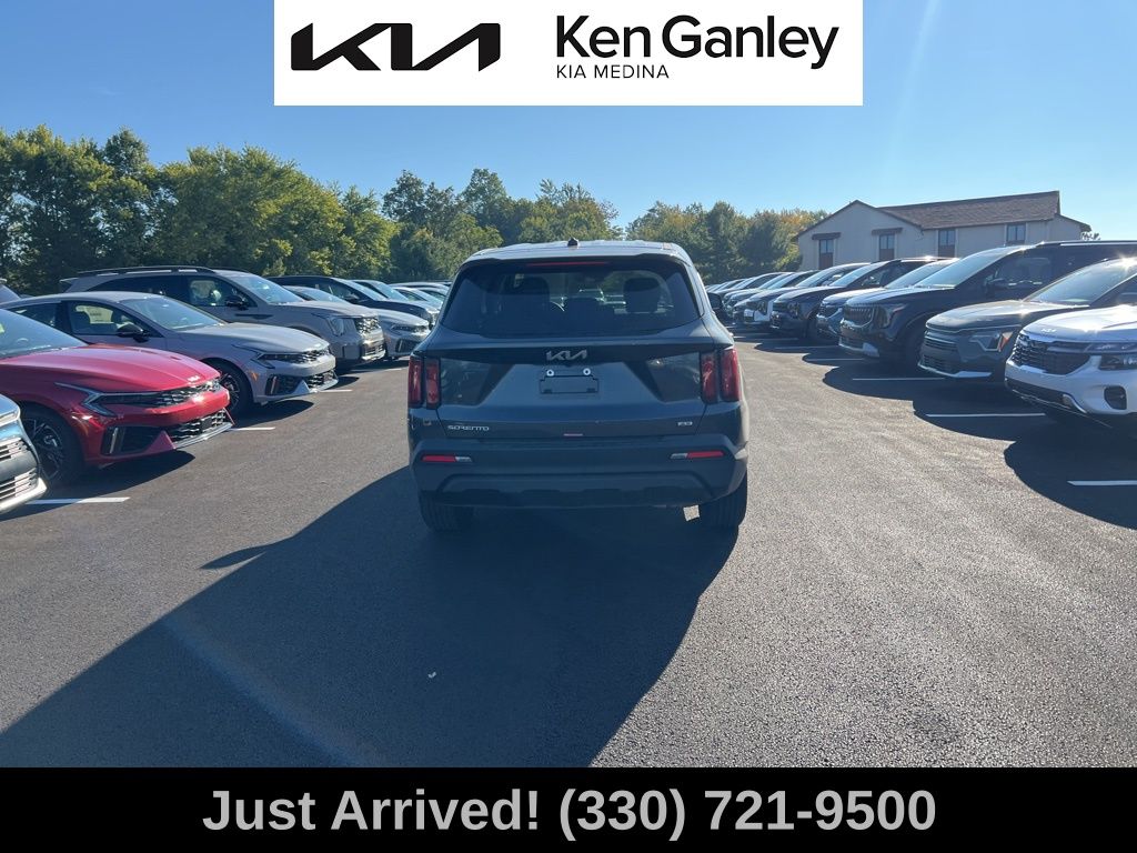 2023 Kia Sorento LX photo 6
