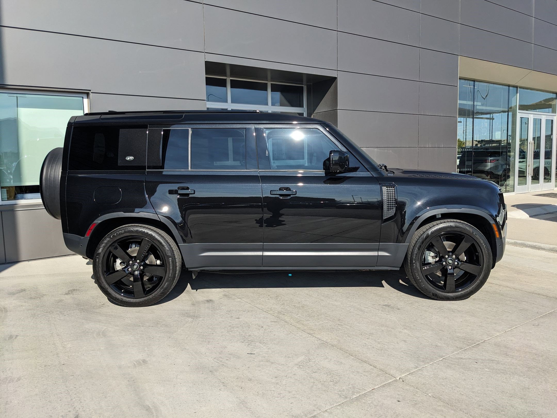 2024 Land Rover Defender 110 S photo 4