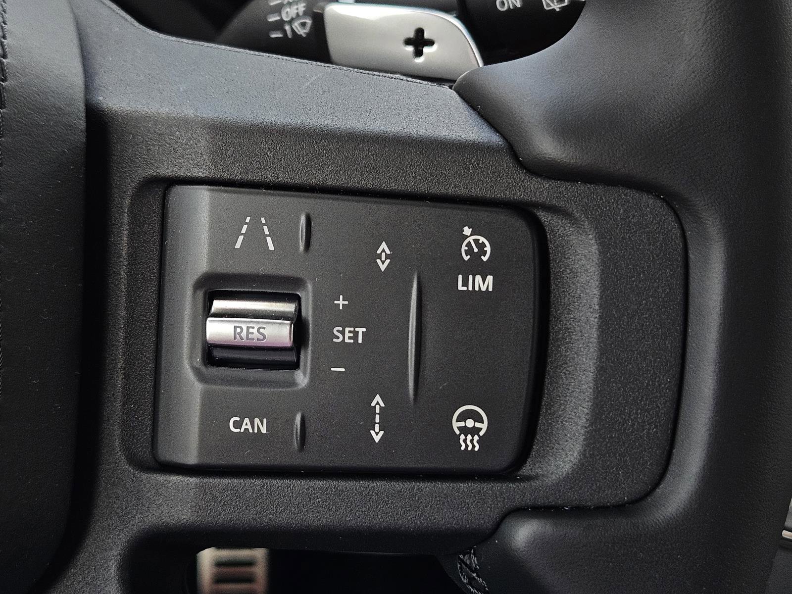 2025 Land Rover Defender 110 V8 photo 16