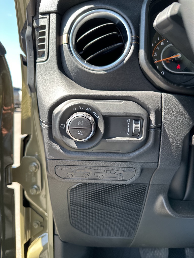 2025 Jeep Gladiator Sport photo 10