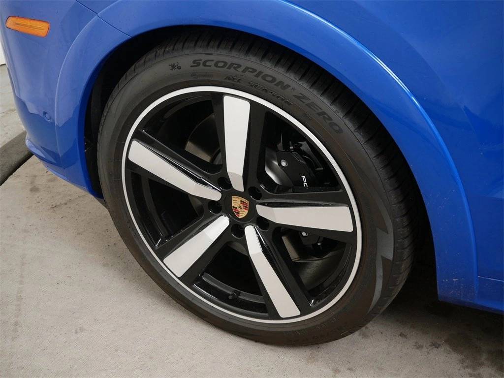 2025 Porsche Cayenne GTS photo 6