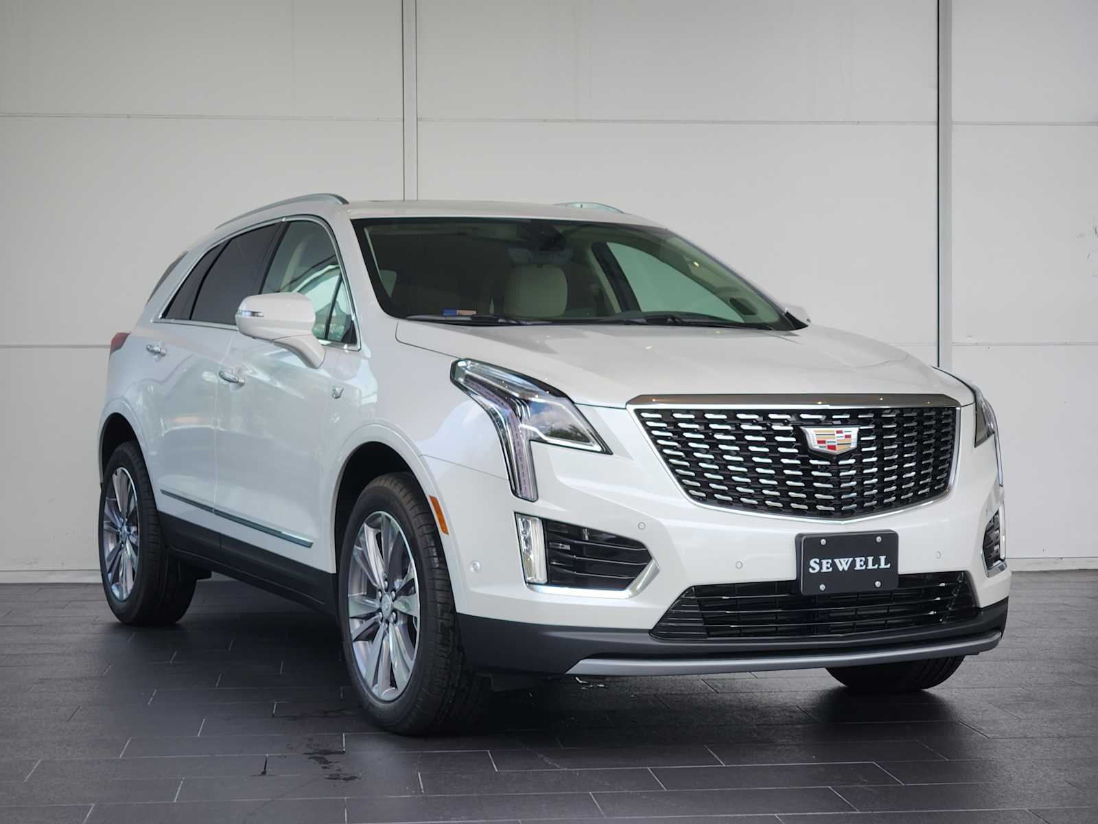 2025 Cadillac XT5 Premium Luxury photo 2