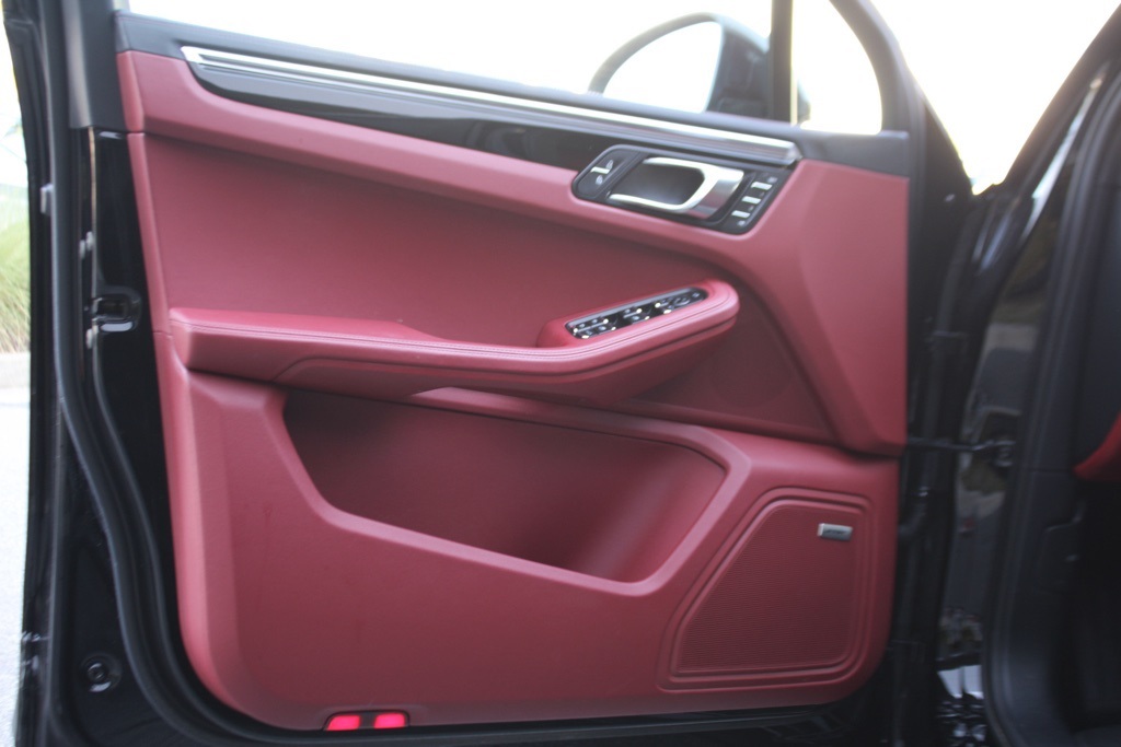 2025 Porsche Macan T photo 17