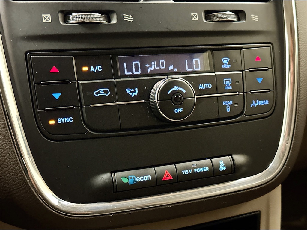 2013 Chrysler Town & Country Touring photo 27