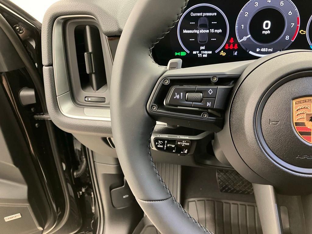 2025 Porsche Cayenne Base photo 18