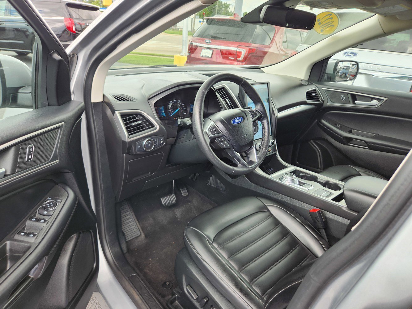 2022 Ford Edge SEL photo 2
