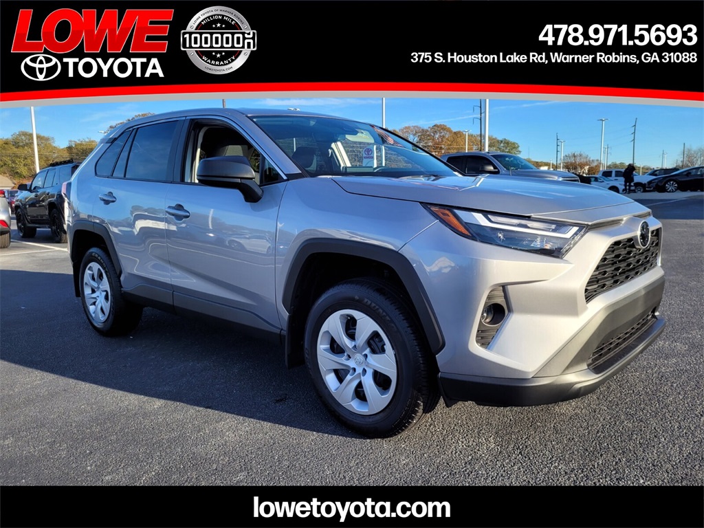 2025 Toyota RAV4 LE's photo