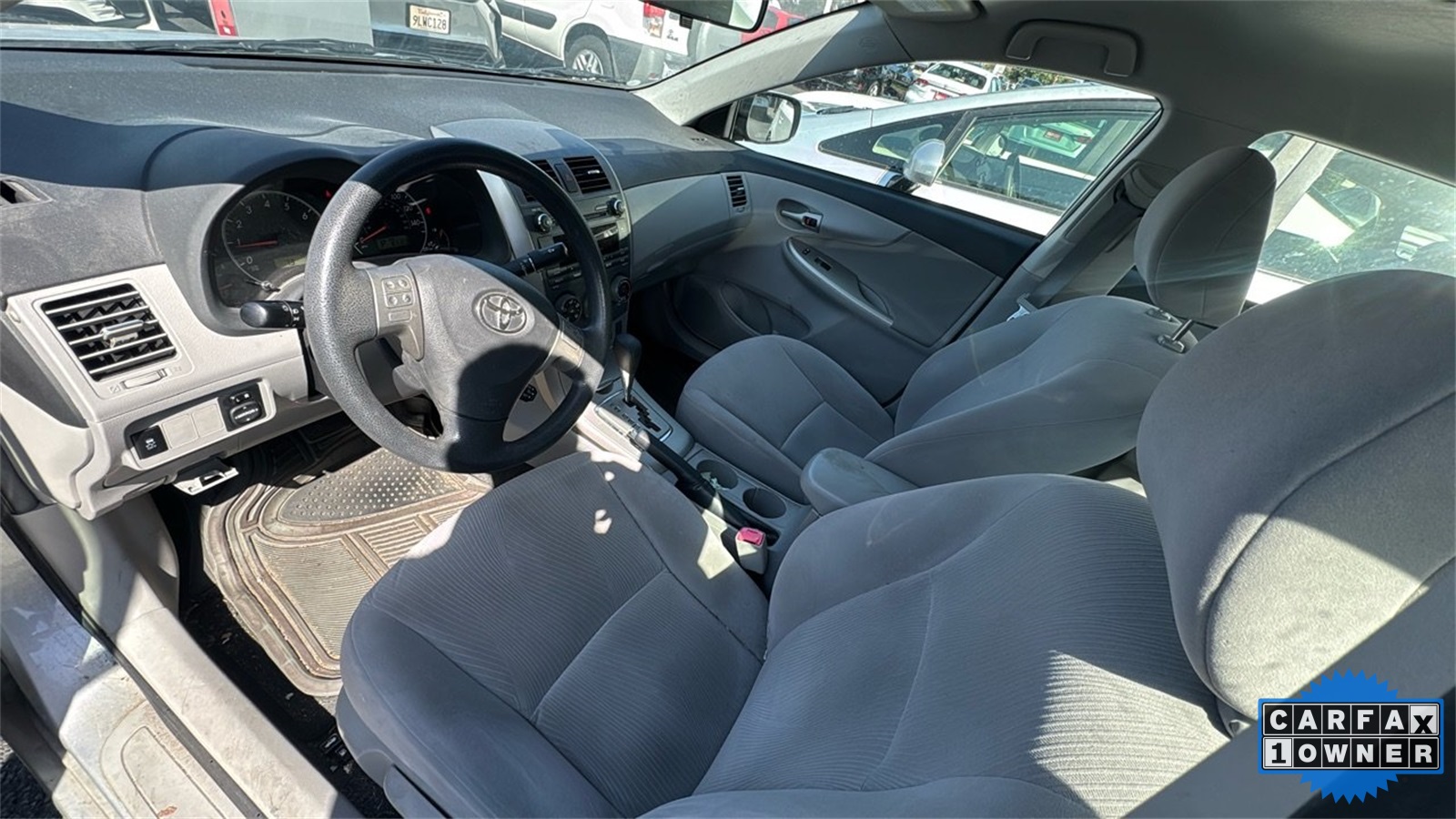 2011 Toyota Corolla LE photo 4