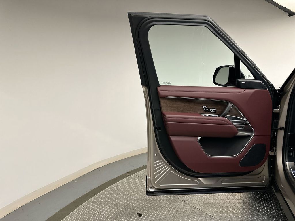 2025 Land Rover Range Rover SE photo 7