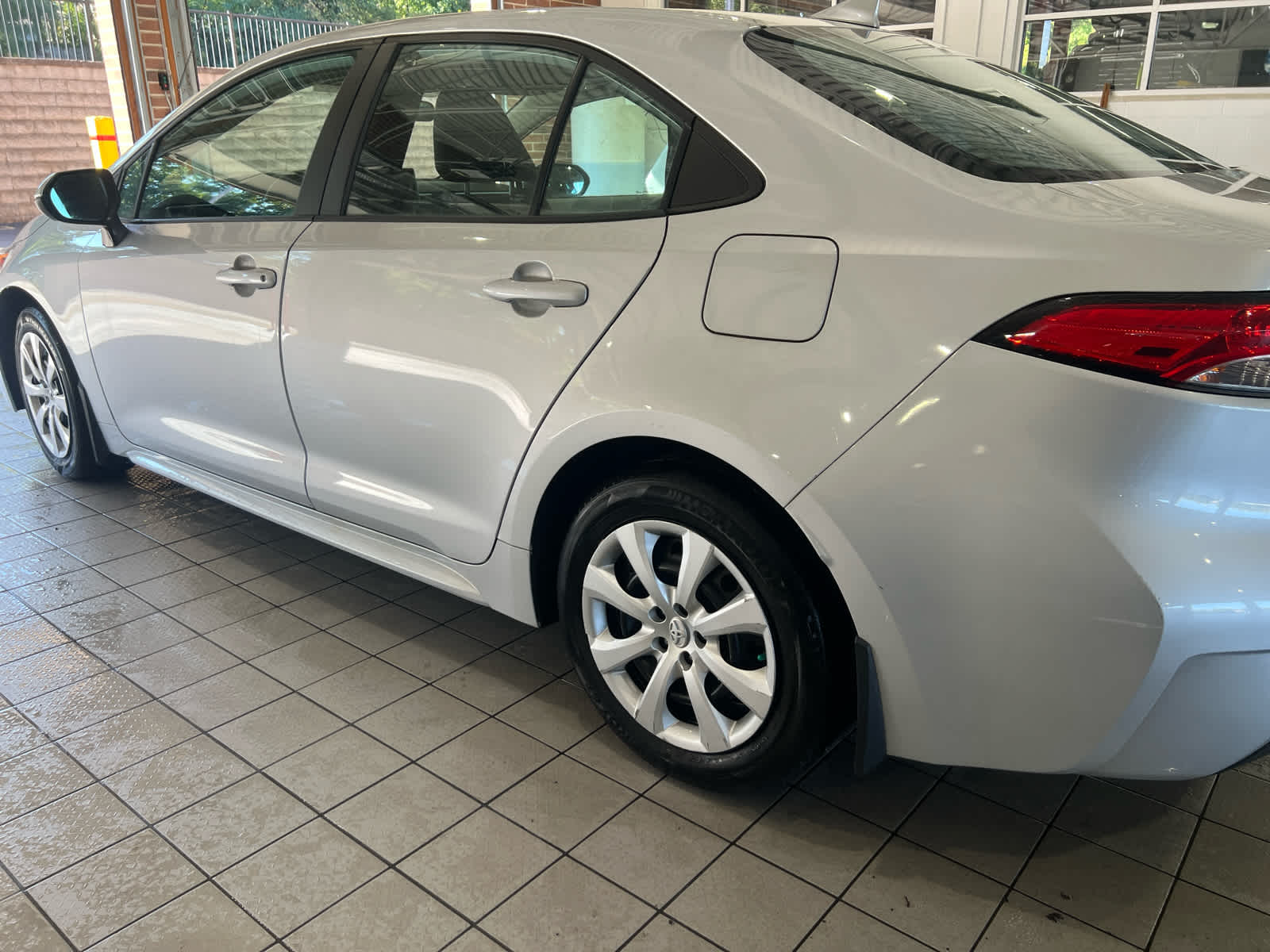2020 Toyota Corolla LE photo 3