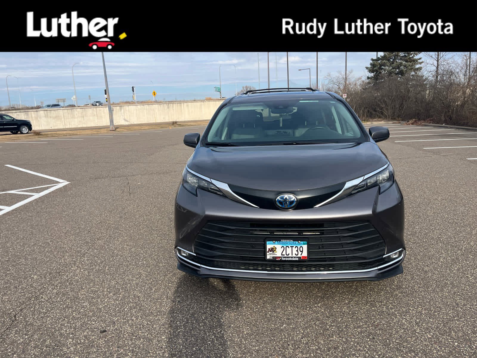 2024 Toyota Sienna XLE's photo