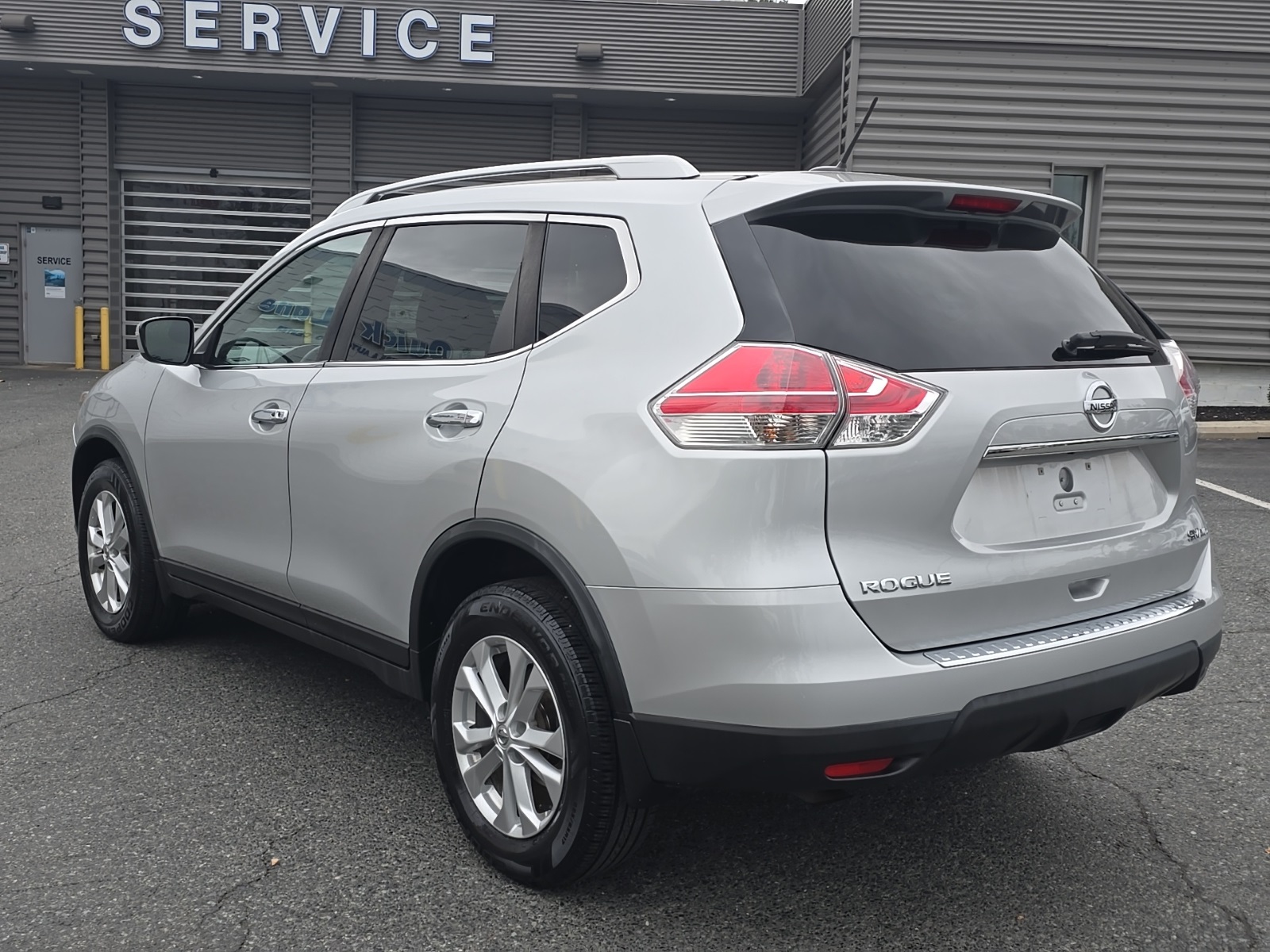 2016 Nissan Rogue SV photo 2