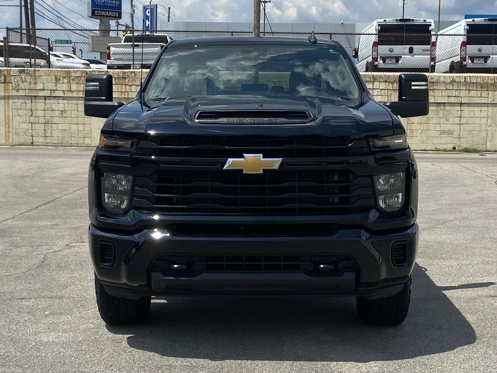 2024 Chevrolet Silverado 2500HD Custom photo 28