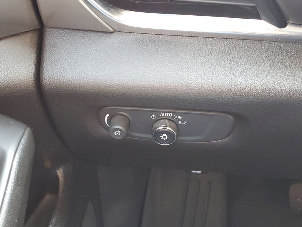 2020 Chevrolet Traverse LS photo 11