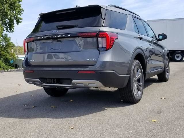 2025 Ford Explorer photo 3