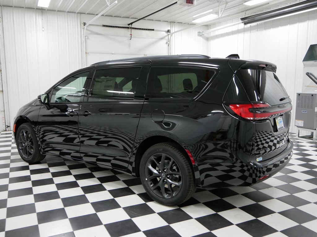 2026 Chrysler Pacifica Limited photo 2