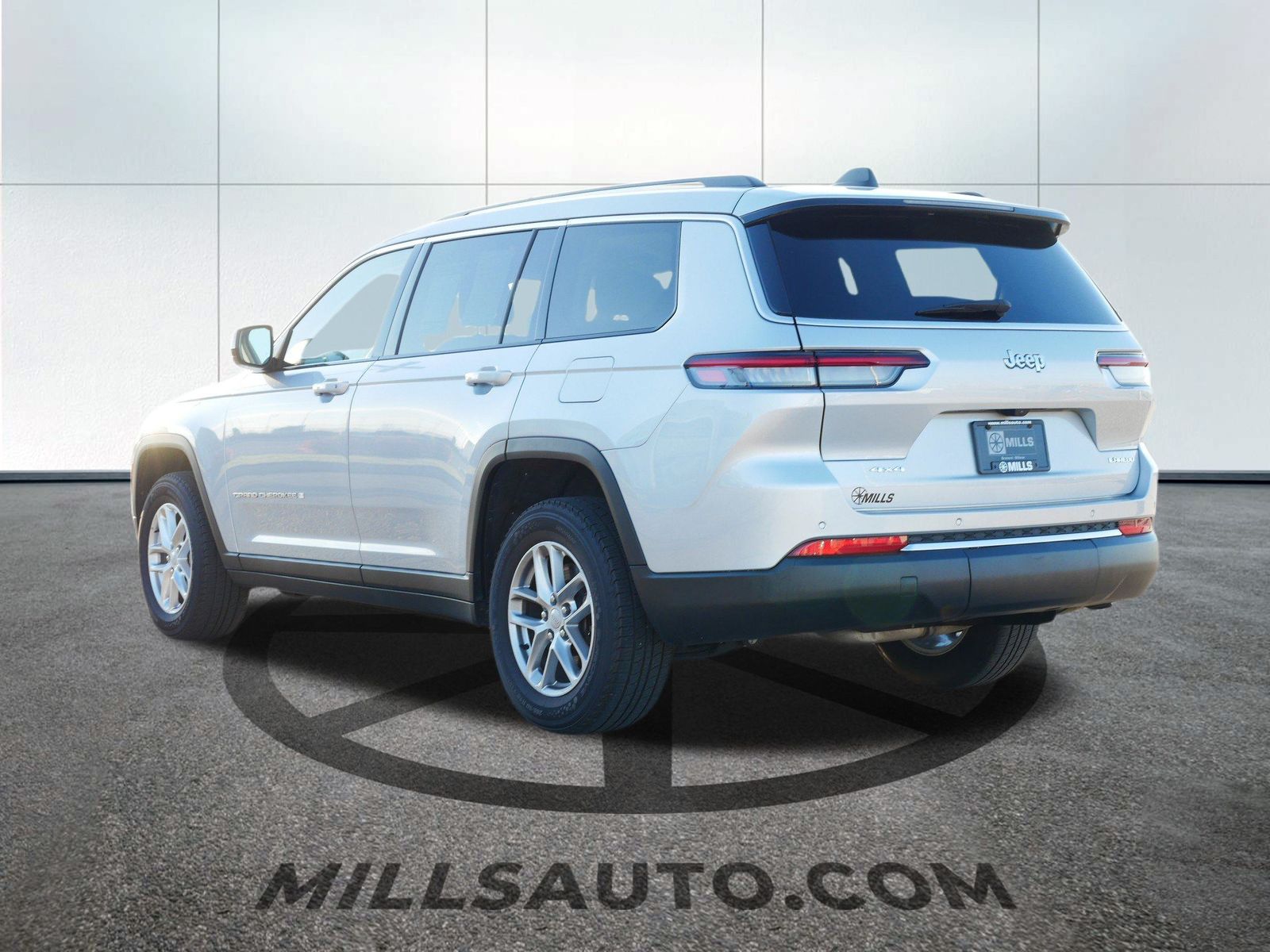 2023 Jeep Grand Cherokee Laredo photo 2