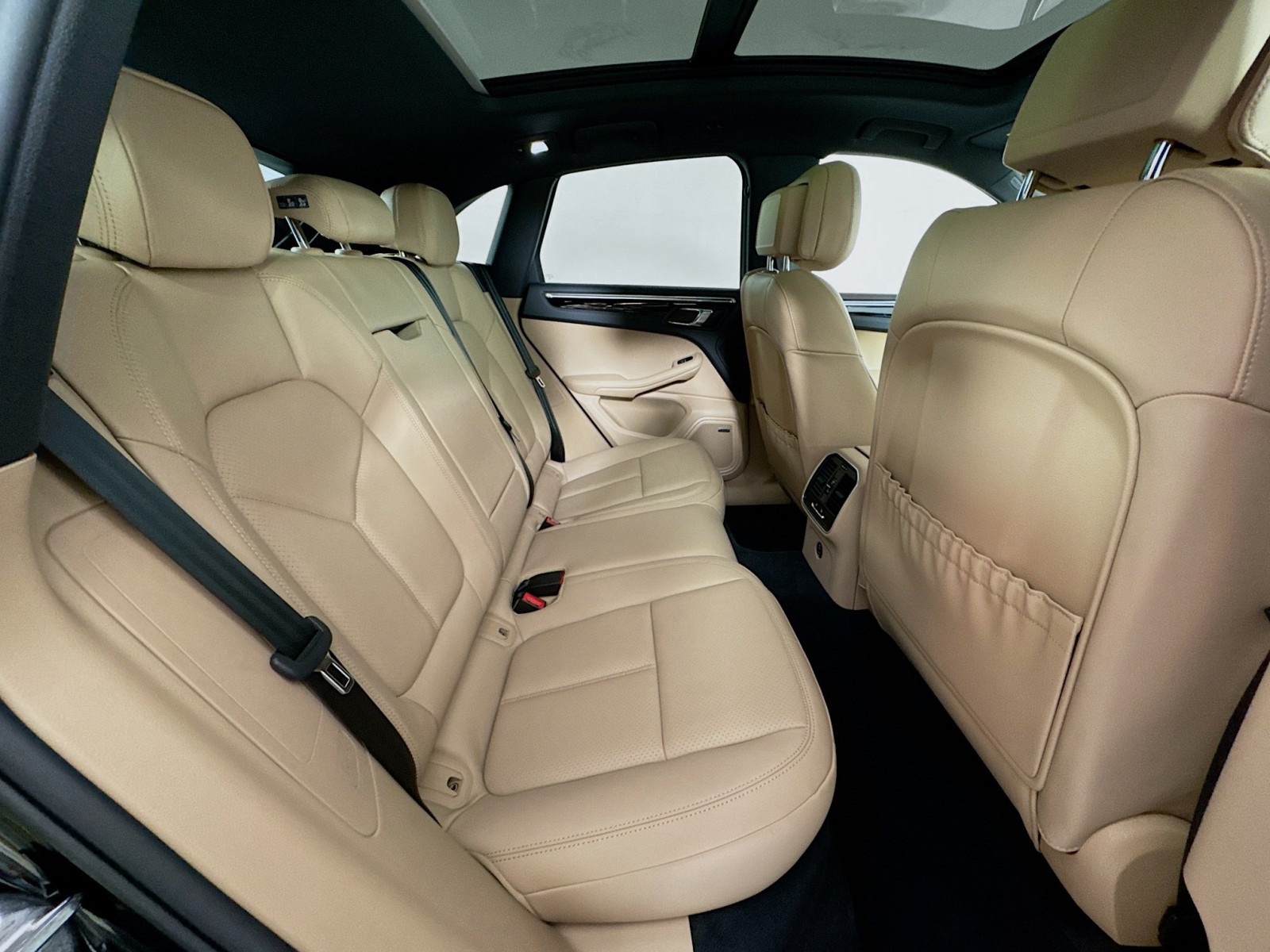 2025 Porsche Macan T photo 26