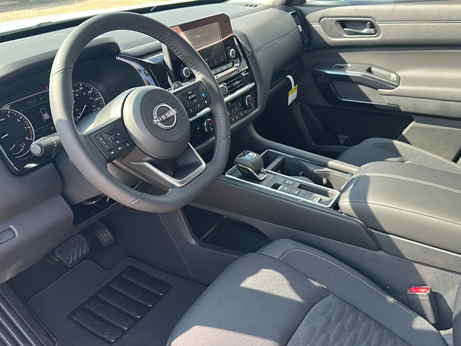 2025 Nissan Pathfinder SV photo 2