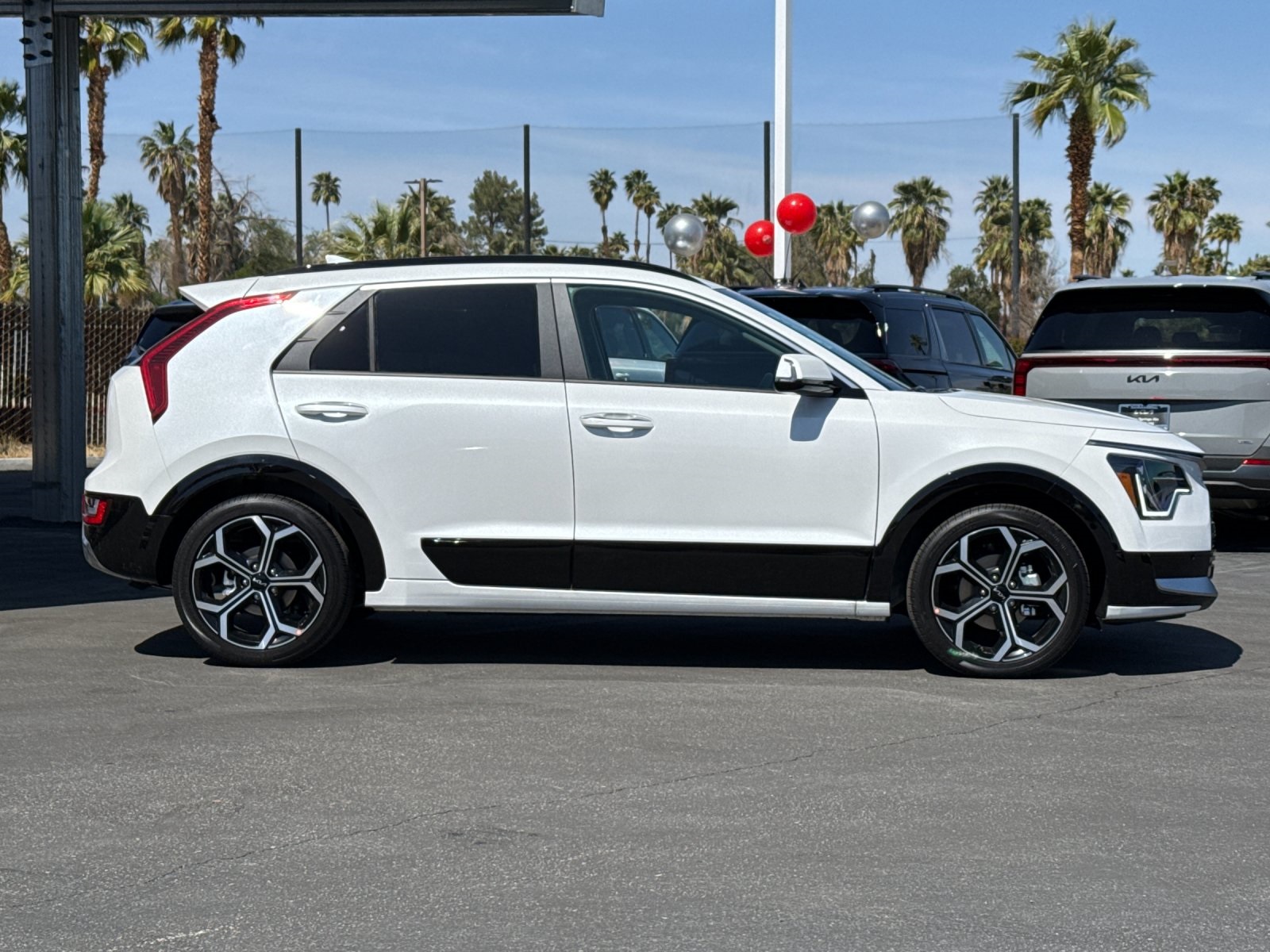 2025 Kia Niro SX Touring photo 2