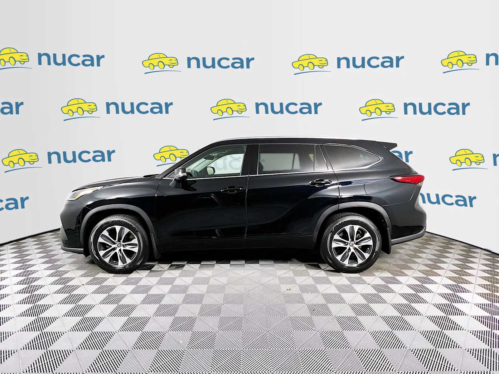 Used 2021 Toyota Highlander in North Attleborough MA STK20118SA Near