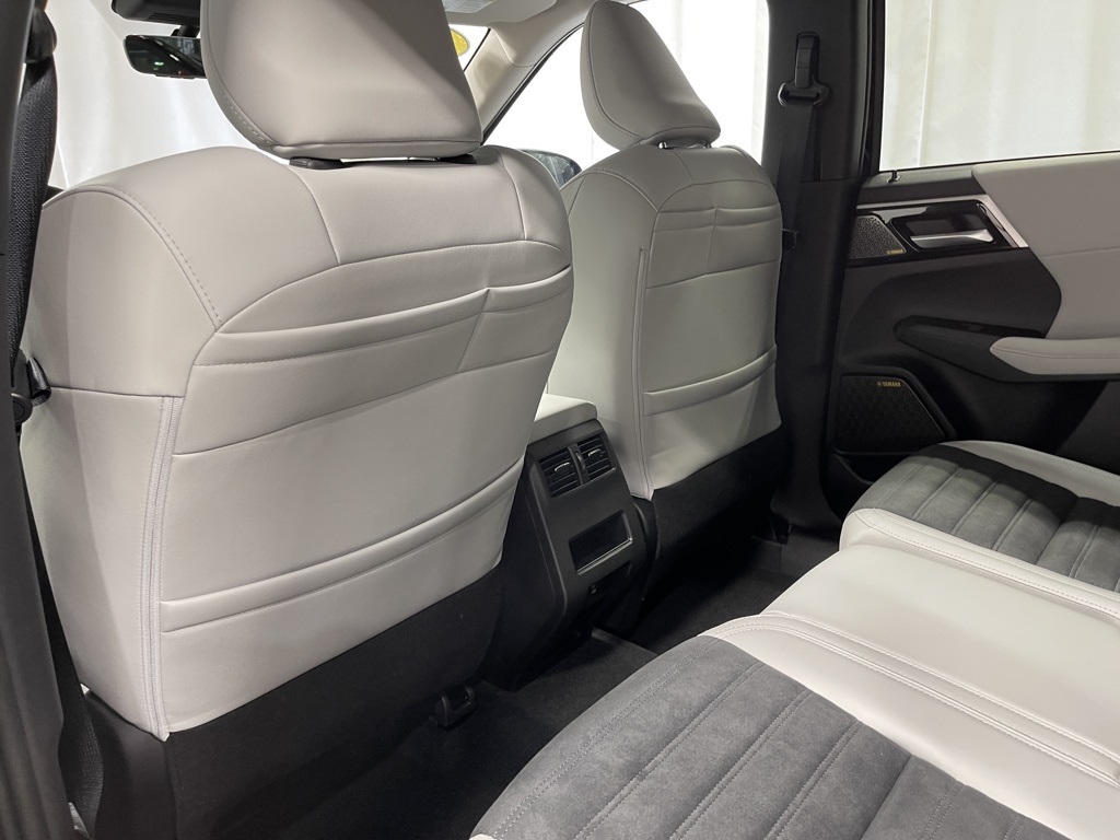 2025 Mitsubishi Outlander SE photo 23