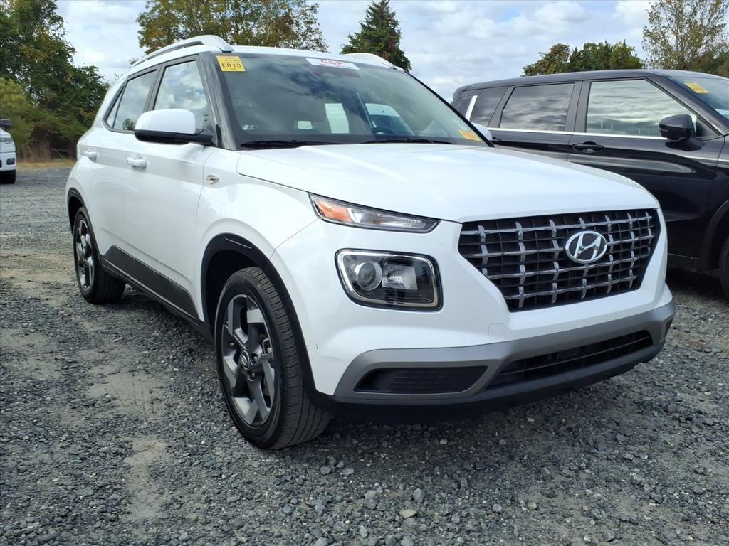 2024 Hyundai Venue SEL photo 3