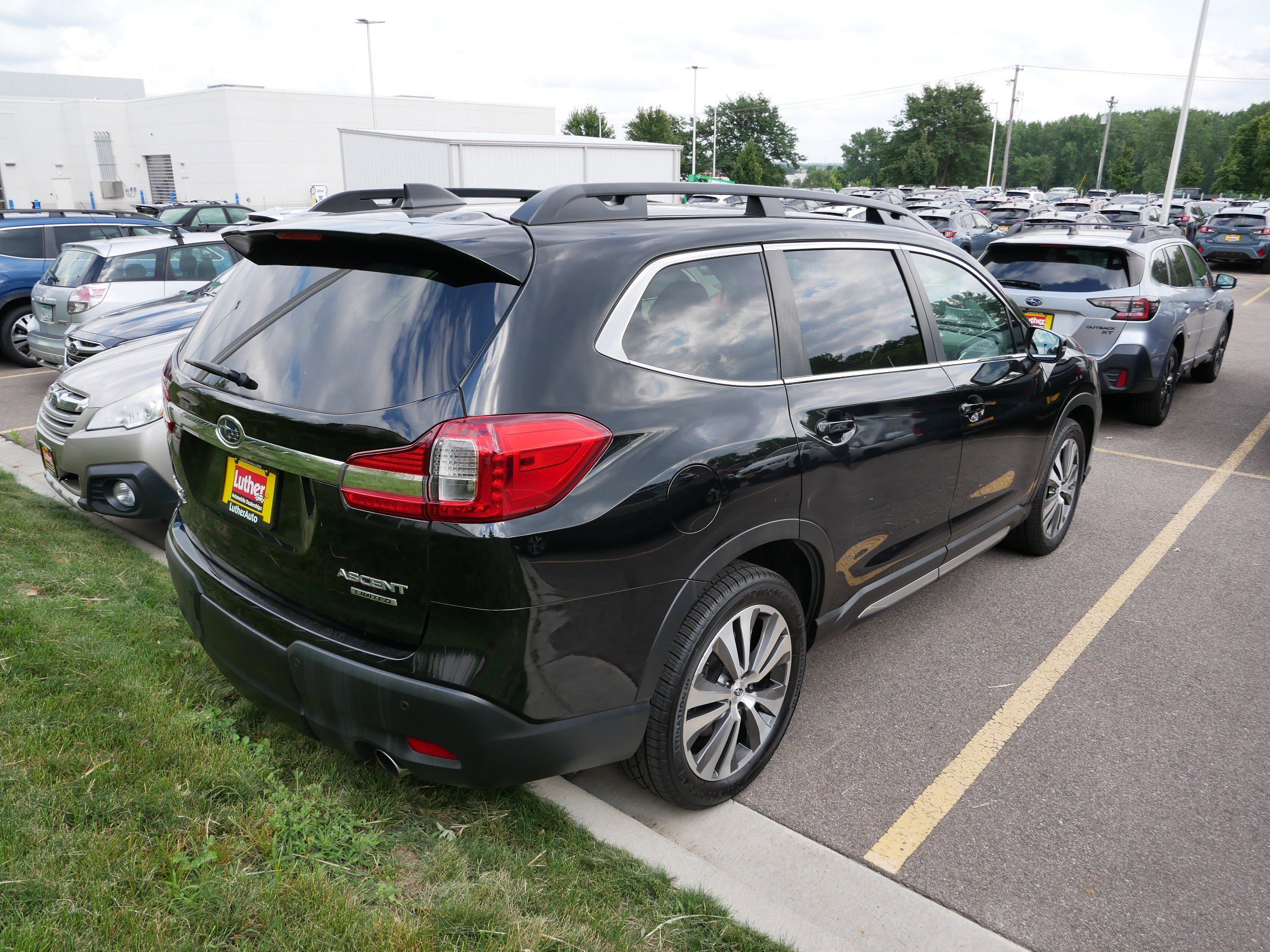 2022 Subaru Ascent Limited photo 3