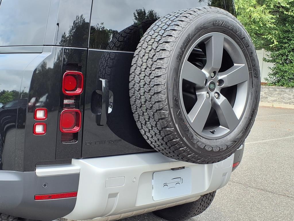2025 Land Rover Defender 110 S photo 19