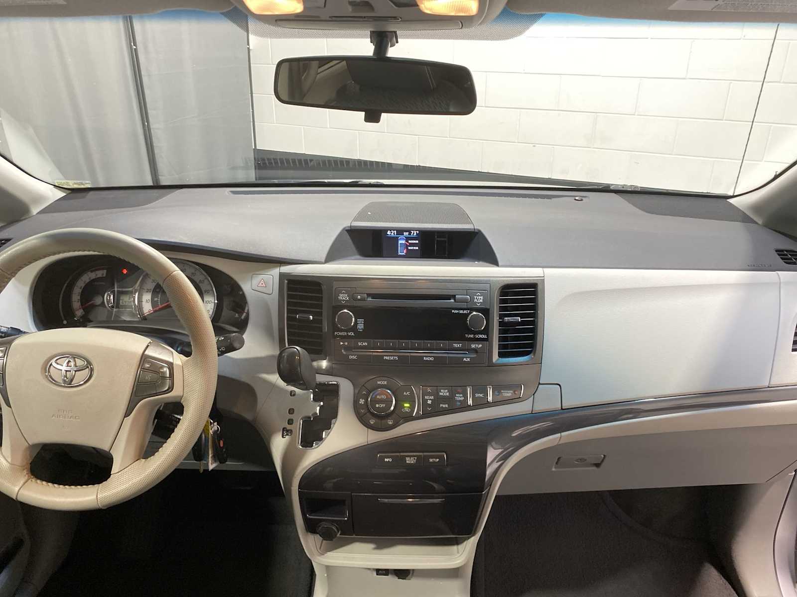2011 Toyota Sienna SE photo 10