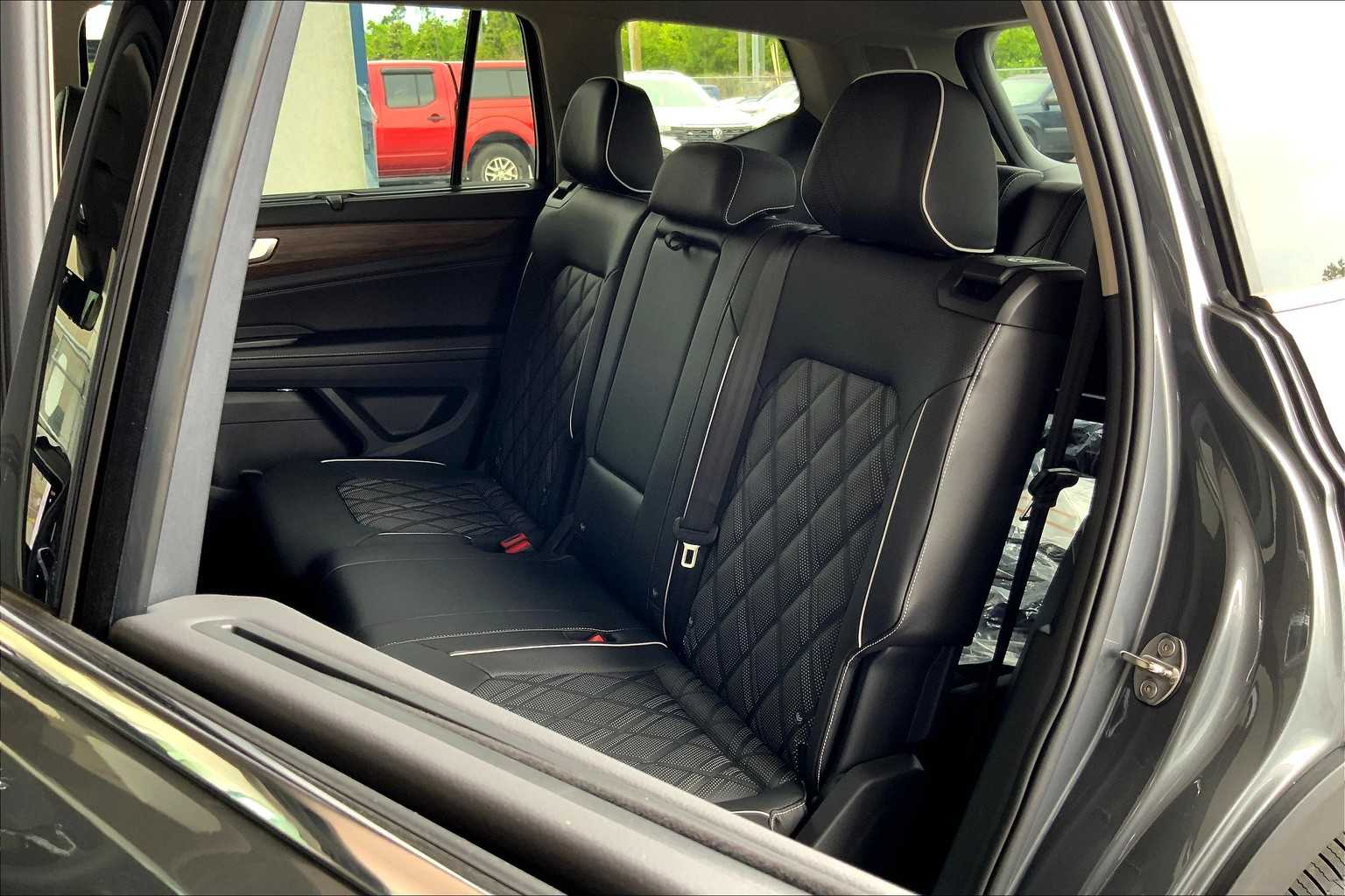 2025 Volkswagen Atlas SEL Premium R-Line photo 17