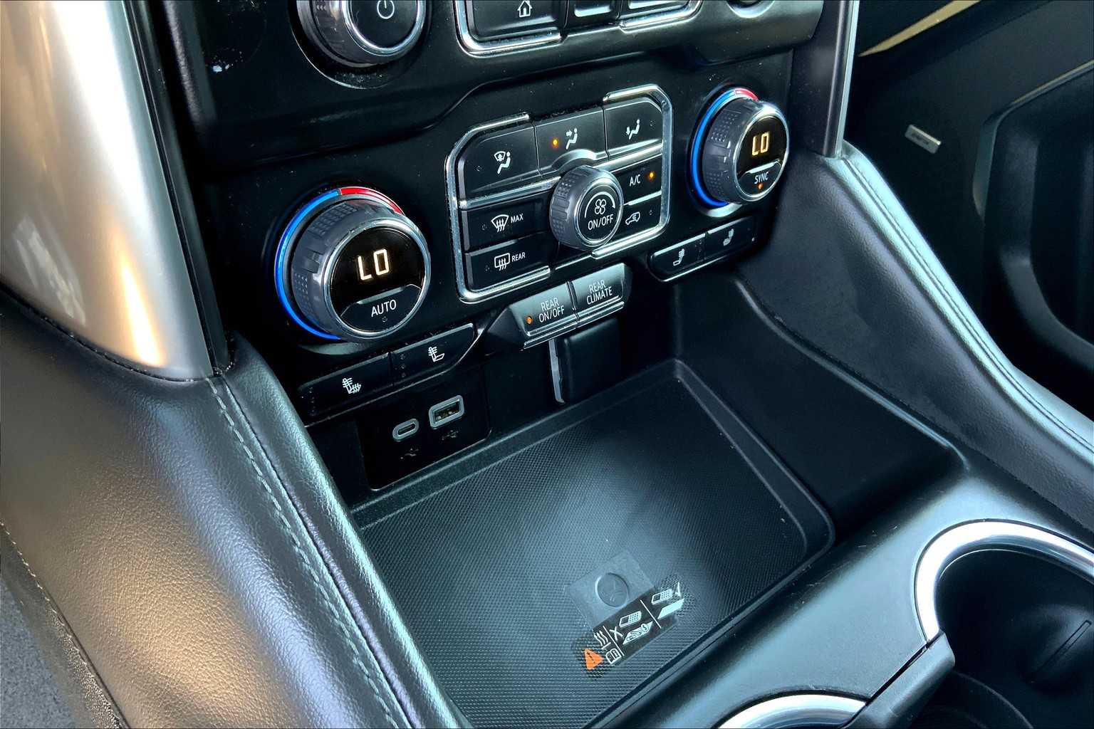 2024 Chevrolet Suburban LT photo 30