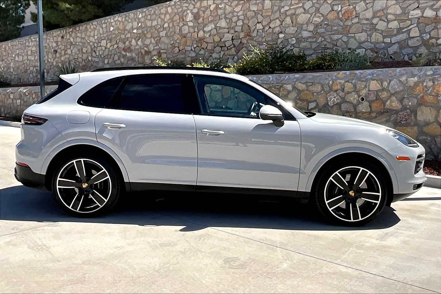 2023 Porsche Cayenne S Platinum Edition photo 7