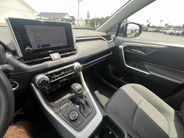 2024 Toyota RAV4 Hybrid XLE photo 8