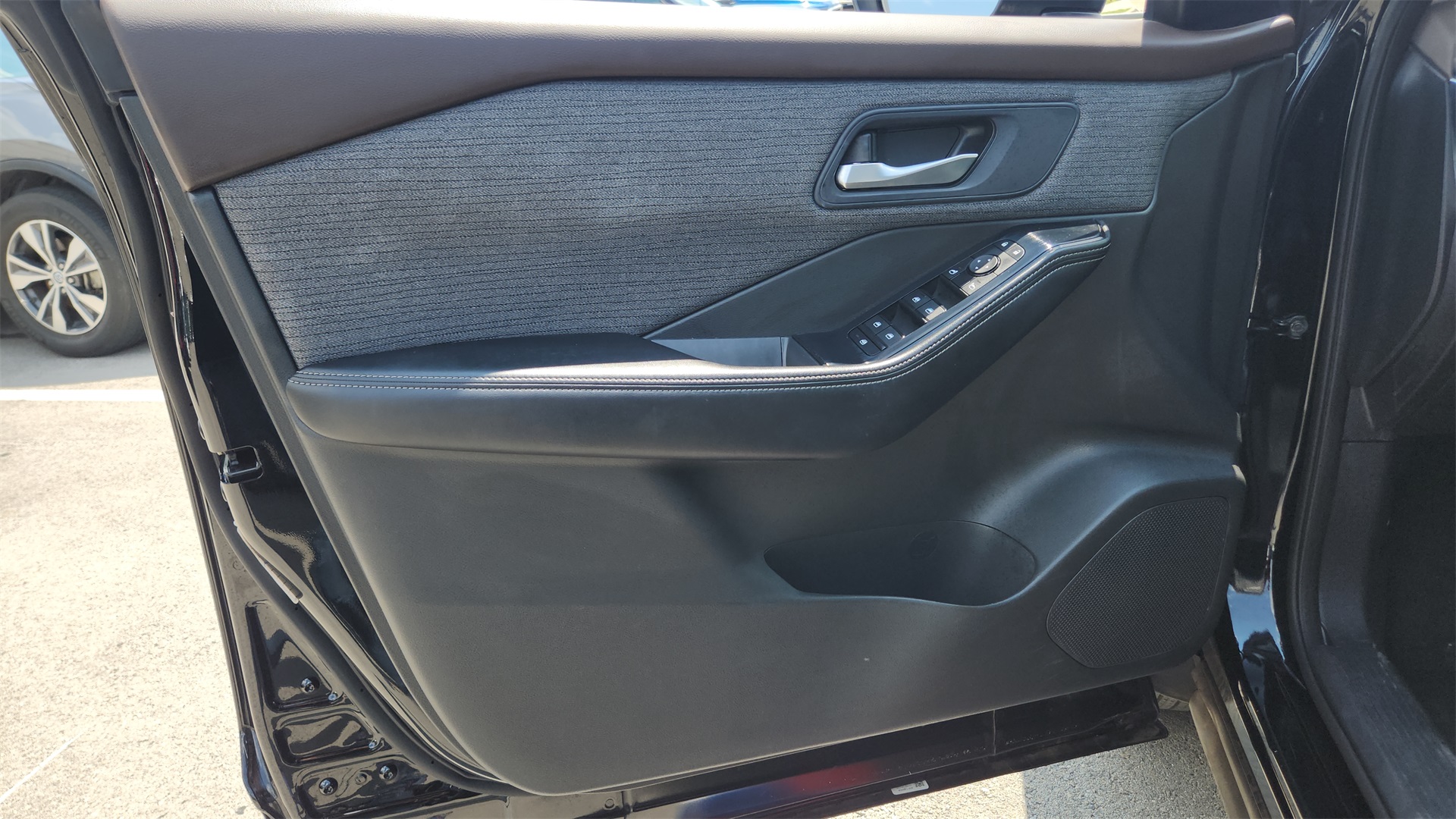 2023 Nissan Rogue SV photo 16