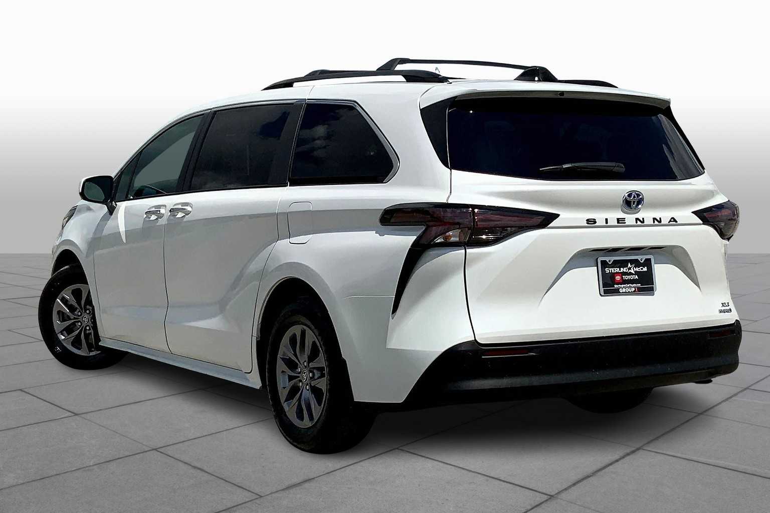 2023 Toyota Sienna XLE photo 11