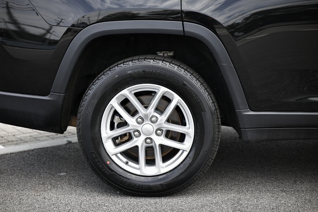 2023 Jeep Grand Cherokee Laredo photo 5