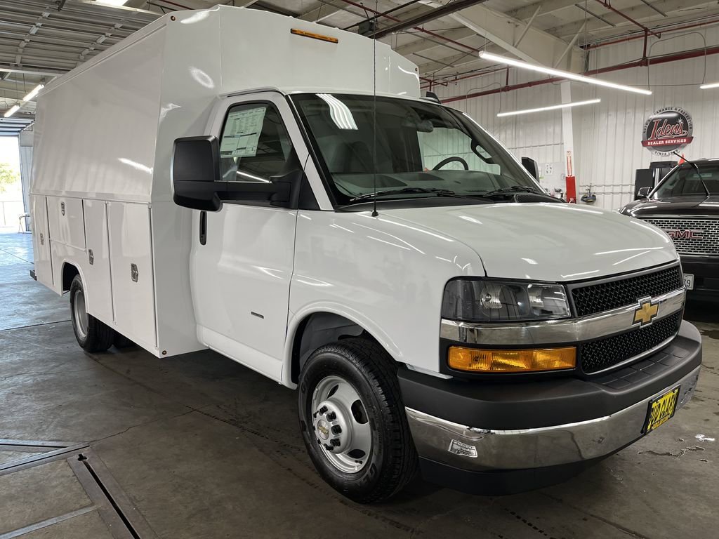 2025 Chevrolet Express Cutaway 3500 photo 3