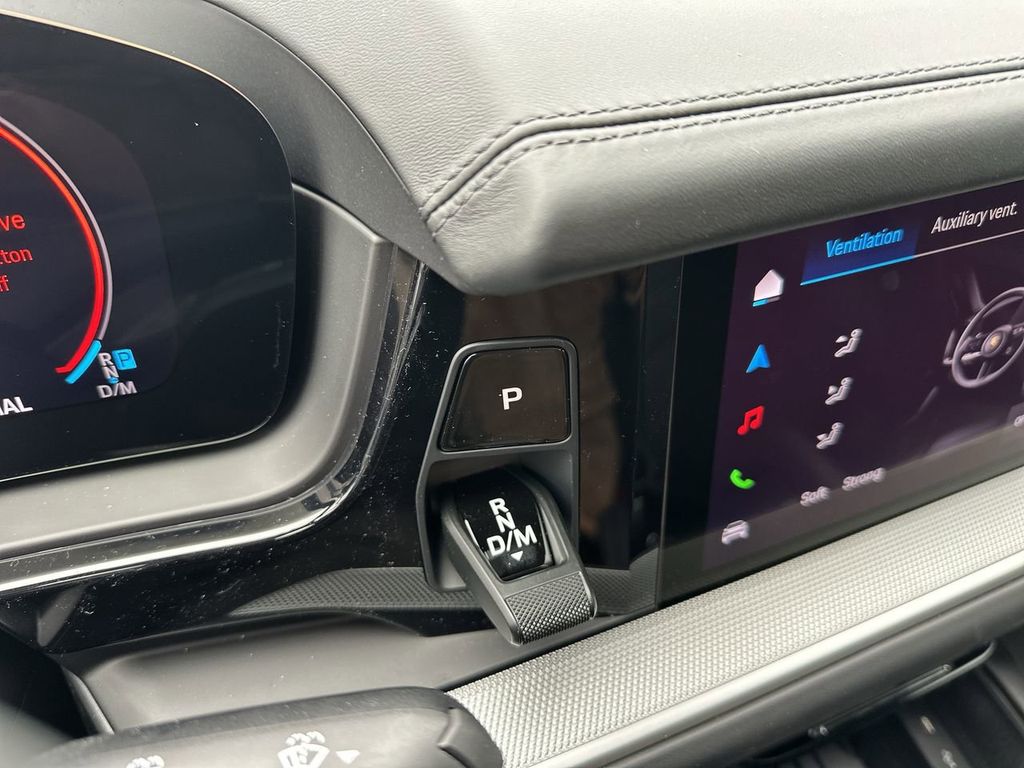 2025 Porsche Cayenne Base photo 23