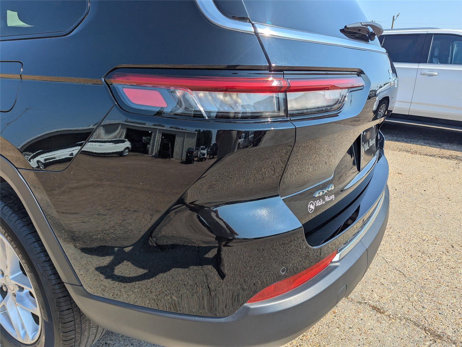 2023 Jeep Grand Cherokee Laredo photo 11