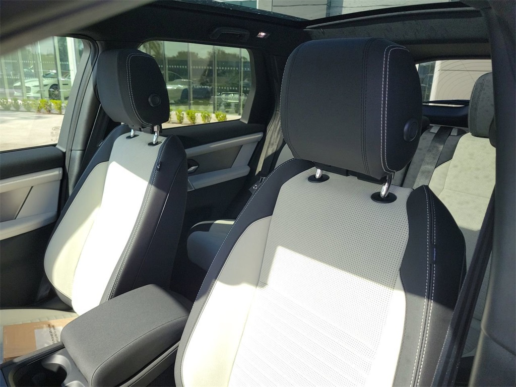 2025 Land Rover Discovery Sport SE photo 12
