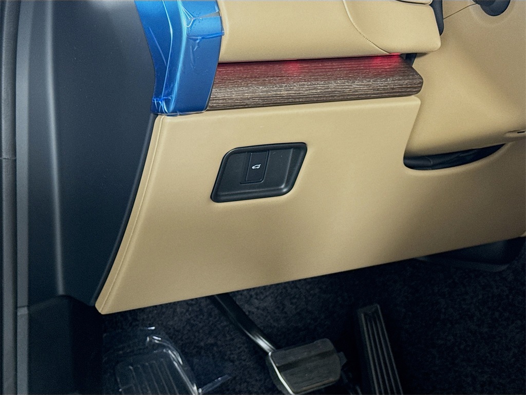 2025 Land Rover Range Rover SE photo 6
